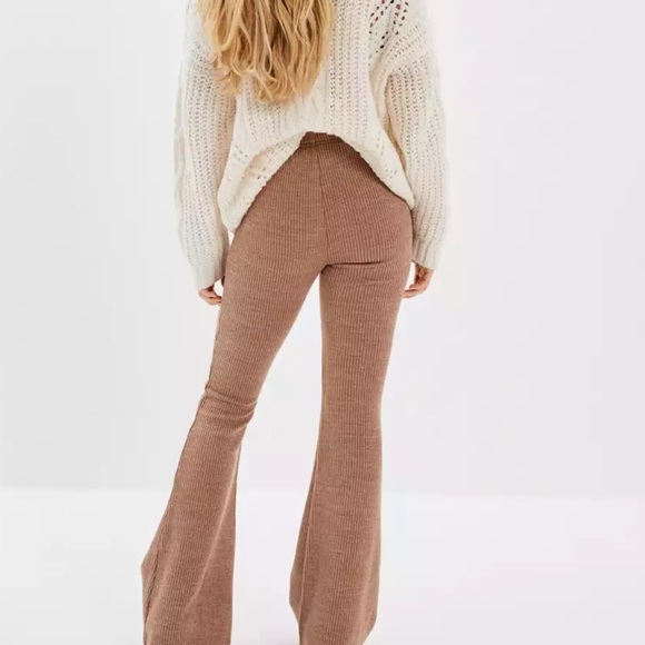 AMERICAN Eagle Super High-Waisted Sweater Flare Pant - Picture 2 of 4